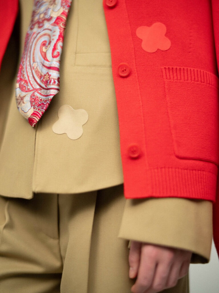 kaksi vaatelaastaria bleiserin ja takin päällä