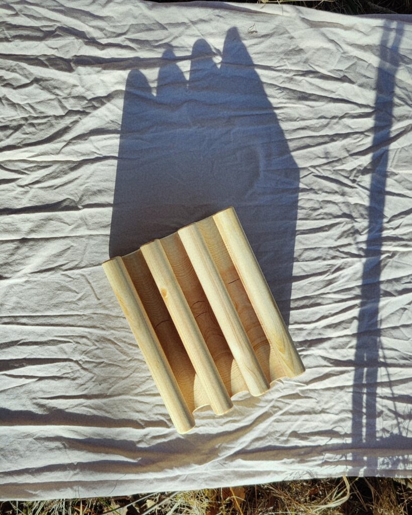 Puinen Aisbois säilytin vaaleansävyisellä lakanalla maassa