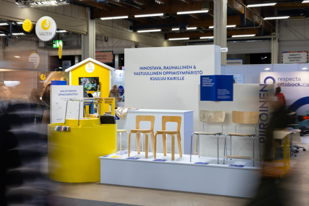 puisia tuoleja esillä lavan päällä messuilla