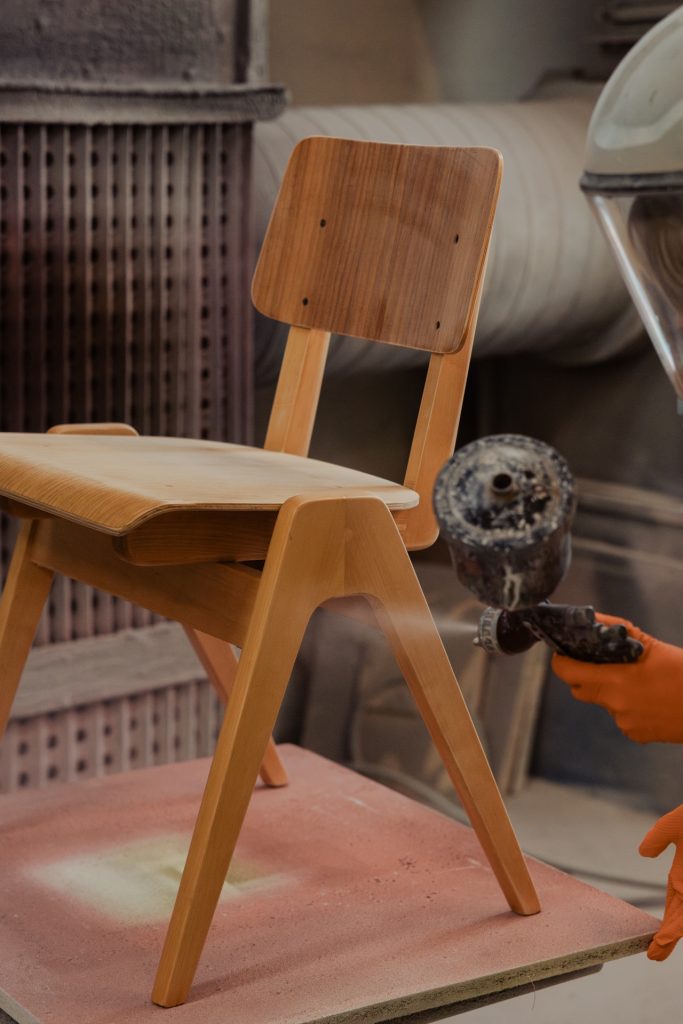 Puinen tuoli jota hiotaan koneella
