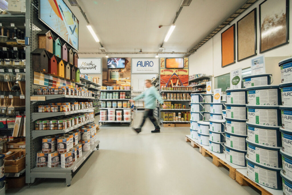 Suomen Luonnonmaalien työntekijä kävelee liikkeessä.